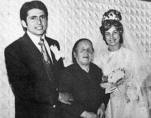 Эксклюзивная фотография ясновидящей с ее приемным сыном Дмитрием Волчевым и его женой.