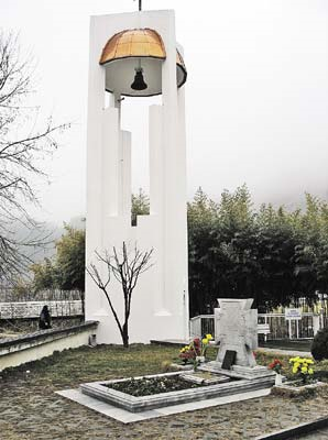 Могила Ванги и колокольня в Рупите - месте, в котором пророчица жила последние годы.