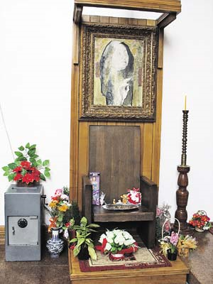 На этом кресле-троне восседала Ванга во время церковных служб.